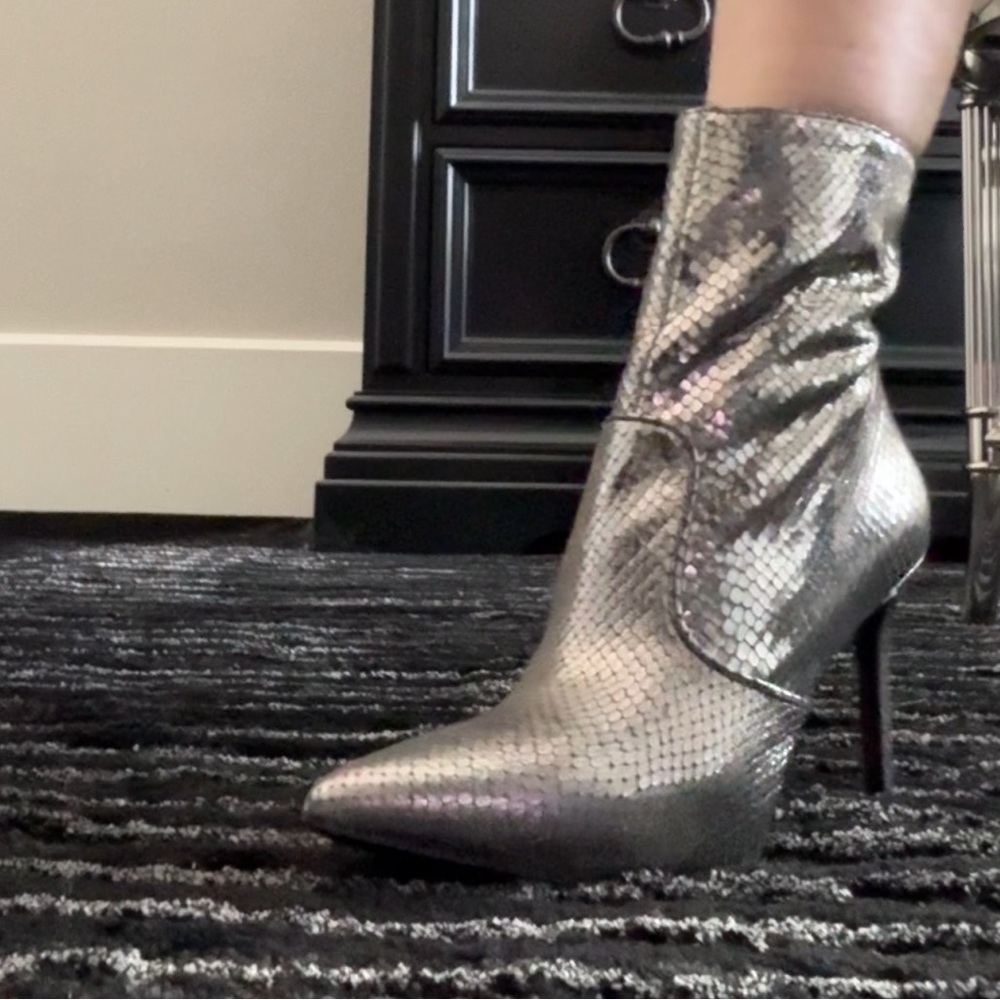 MICHAELKORS SLEEK NEW NVR WORN METALLIC GENUINE LEATHER LEATHER BOOTS! - Picture 10 of 16